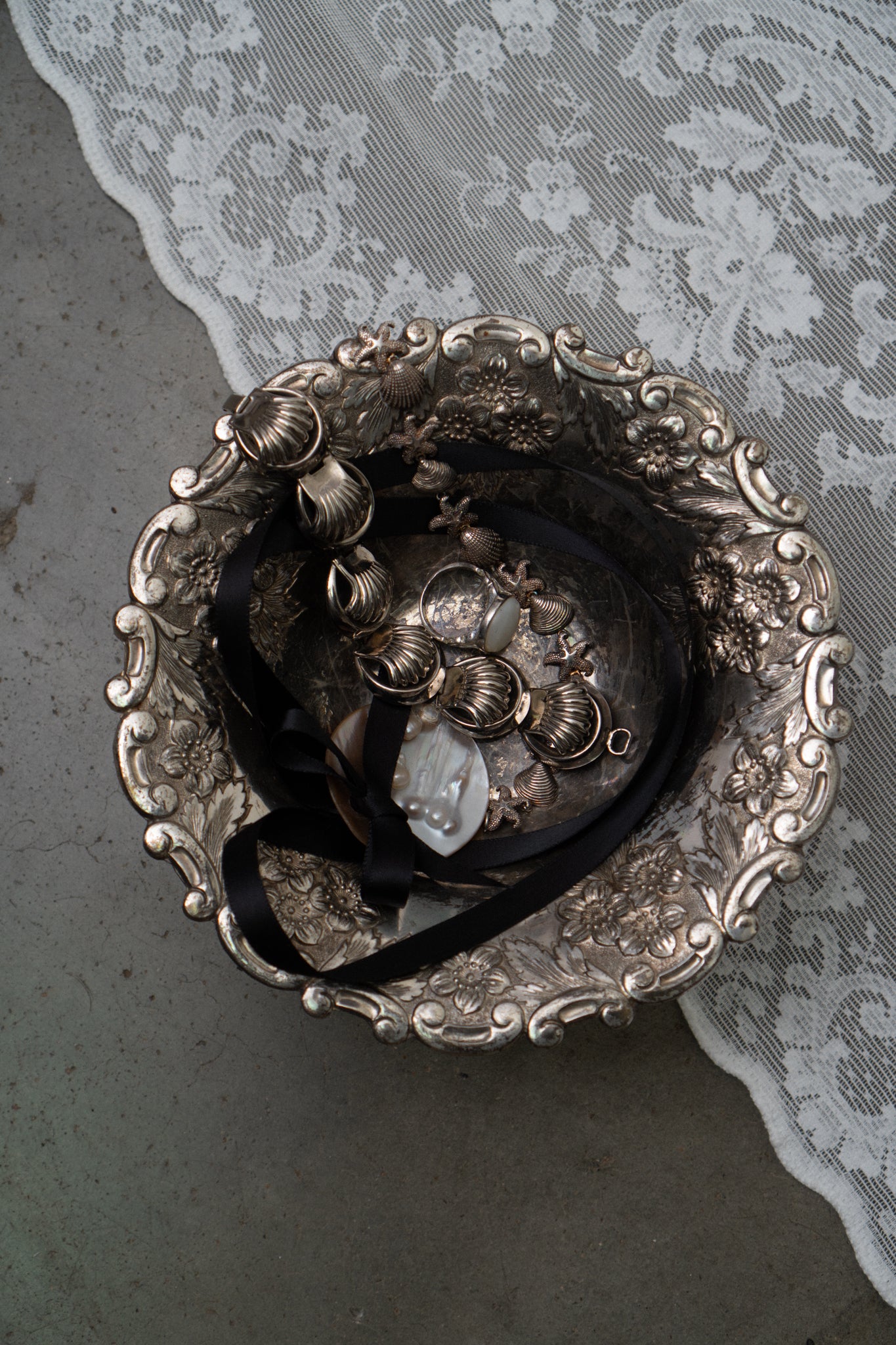 Emerging Pearl Ribbon Necklace